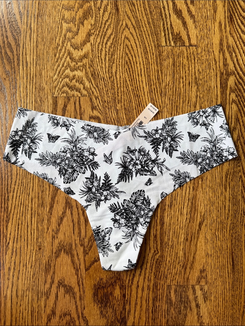 Victoria’s Secret Seamless No-Show Thong Panty. NWT. Size Large.